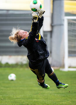 Kristin Hammarström, målvakt, Sverige, kastar sig