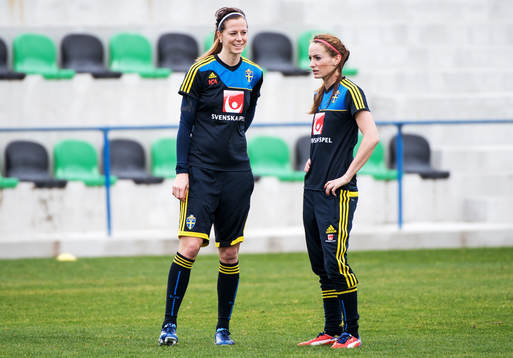 Lotta Schelin och Kosovare Asllani, Sverige, står och
