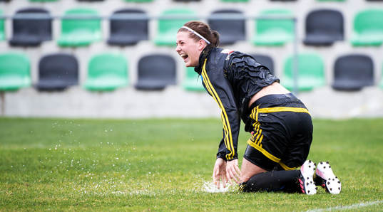 Olivia Schough, Sverige, slänger sig i vattnet på planen