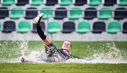Olivia Schough, Sverige, slänger sig i vattnet på planen