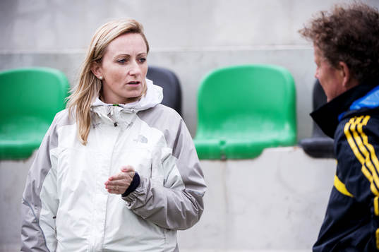 Elisabet Gunnarsdottir, tränare Kristianstad, pratar med