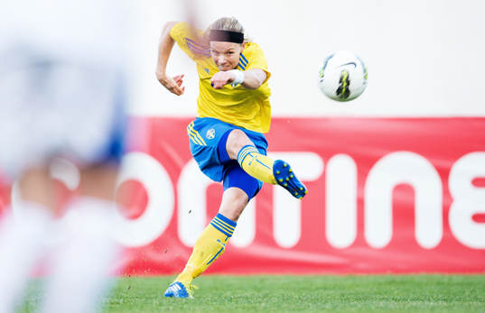Sara Thunebro, Sverige, lägger skottet som resulterar i