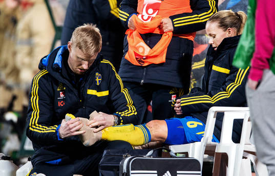 Sara Thunebro, Sverige, får foten omlindad