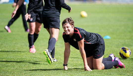 Abby Wambach, USA, ligger kvar på marken
