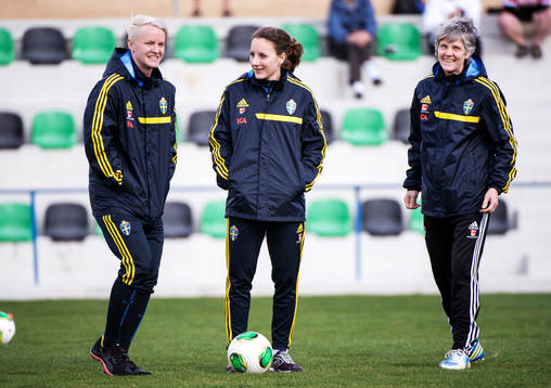 Nilla Fischer och Antonia Göransson står med Pia