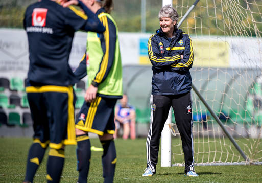 En glad Pia Sundhage, förbundskapten, Sverige