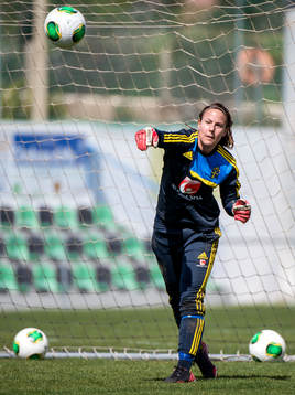 Carola Söberg, målvakt, Sverige, kastar ut bollen