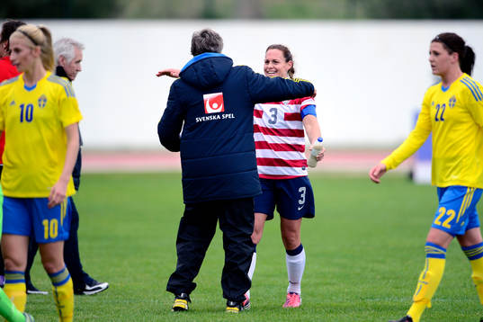 Pia Sundhage, förbundskapten Sverige tackar USA;s kapten