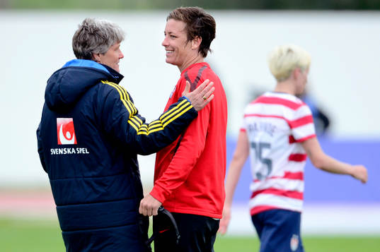 Pia Sundhage, förbundskapten Sverige tackar Abby Wambach,
