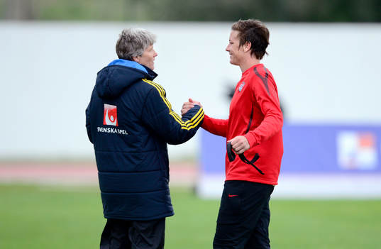 Pia Sundhage, förbundskapten Sverige tackar Abby Wambach,