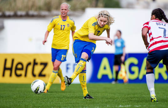 Lisa Dahlkvist, Sverige