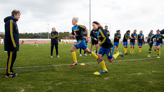 Nilla Fischer och Sara Thunebro, Sverige, springer igång