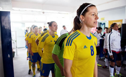 Lotta Schelin, Sverige, väntar i spelargången på att gå