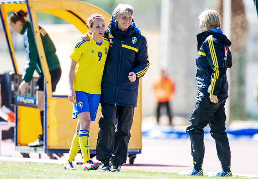 Pia Sundhage, förbundskapten, klappar om Kosovare Asllani,