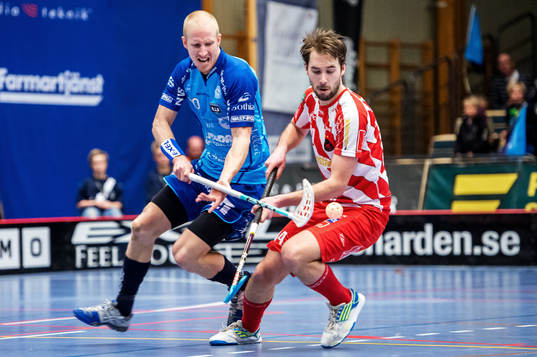 Kamp om bollen mellan Magnus Svensson, Warberg, och Henrik