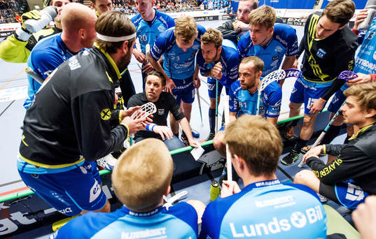 Thomas Brottman, tränare Warberg, pratar med spelarna