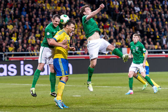 Zlatan Ibrahimović, Sverige, hålls fast av John O'Shea,