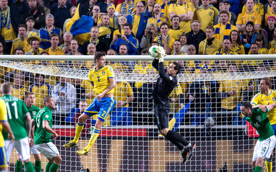 Mikael Lustig, Sverige, hoppar upp för att nicka men