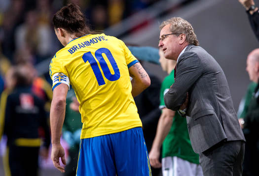 Erik Hamrén, förbundskapten Sverige, pratar med Zlatan
