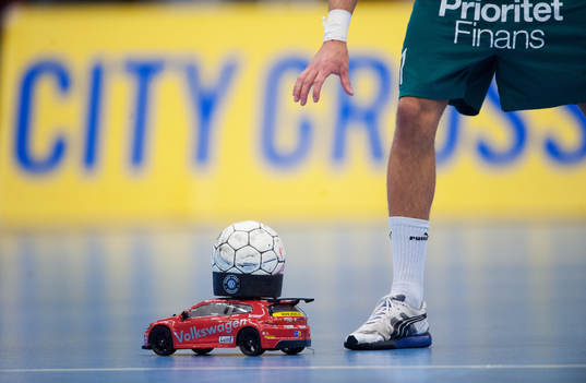 Matchbollen levereras med Volkswagen, reklamskylt CityGross