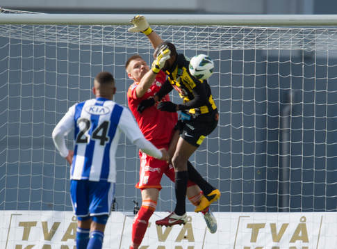 Rene Makondele, Häcken, stör John Alvbåge, målvakt, IFK