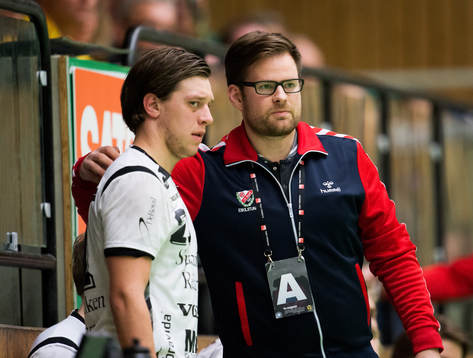 Kristján Andrésson, tränare Guif, snackar med Mattias