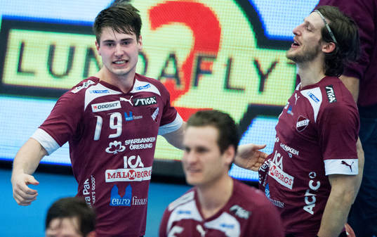 Slutsignal, Albin Tingsvall kramar matchhjälten Johannes