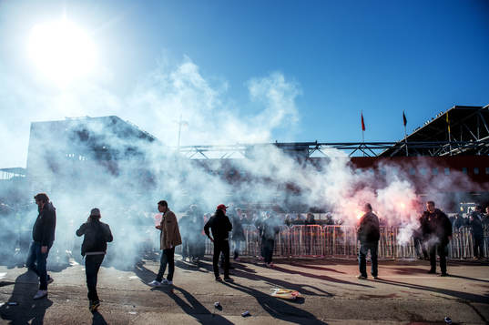AIKs supportrar tänder bengaler utanför Borås Arena