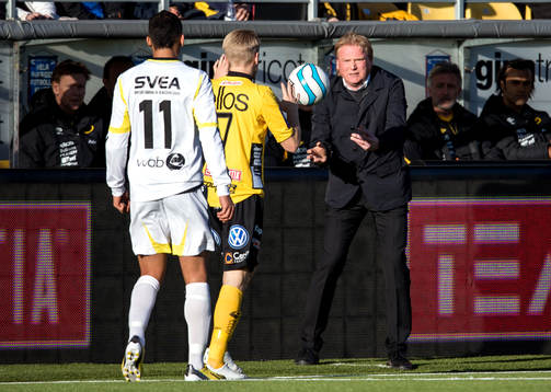 Jörgen Lennartsson, tränare, Elfsborg, kastar bollen till