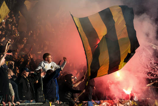 AIK-supportrarna tände bengaler