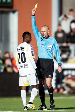 Domare Michael Lerjéus, Skövde, ger gult kort till