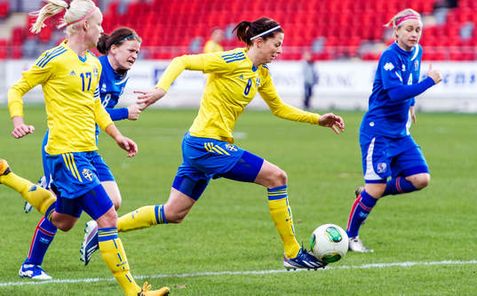 Lotta Schelin, Sverige, sätter fart mot mål