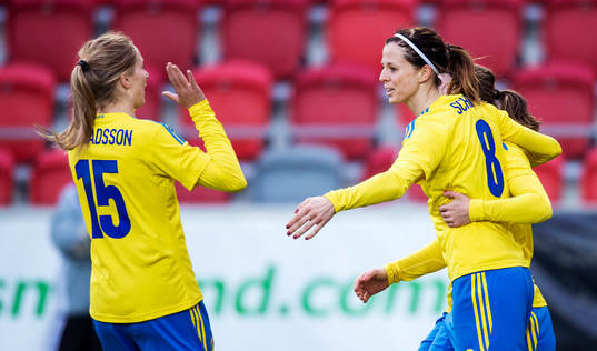 Lotta Schelin gratuleras av Emmelie Konradsson, Sverige