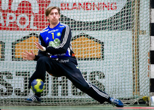 Thomas Forsberg, målvakt, Sävehof, räddar ett skott