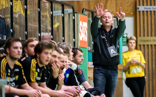 Magnus Johansson, tränare i Sävehof, gestikulerar till