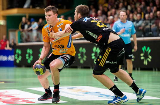 Markus Olsson, Kristianstad, stoppas av Eric Forsell