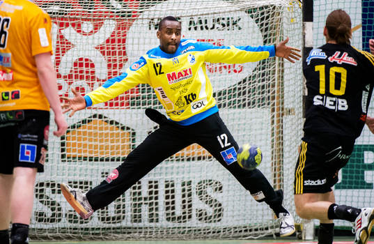 Herdeiro Lacau, målvakt, Kristianstad, räddar ett skott