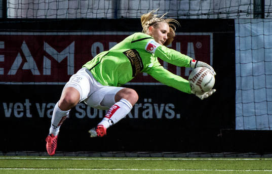 Louise Högrell, målvakt, Kopparbergs Göteborg, räddar