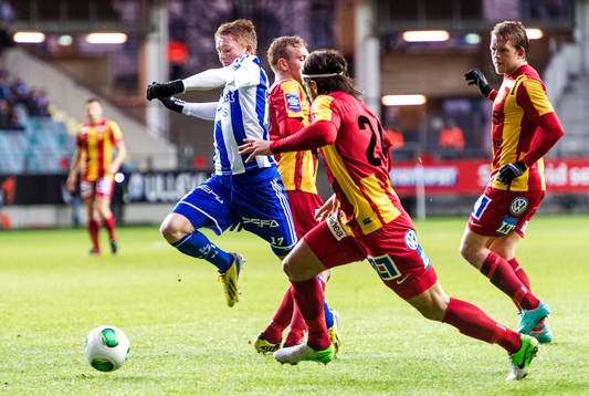 Sam Larsson, IFK Göteborg, sätter fart genom Syrianska