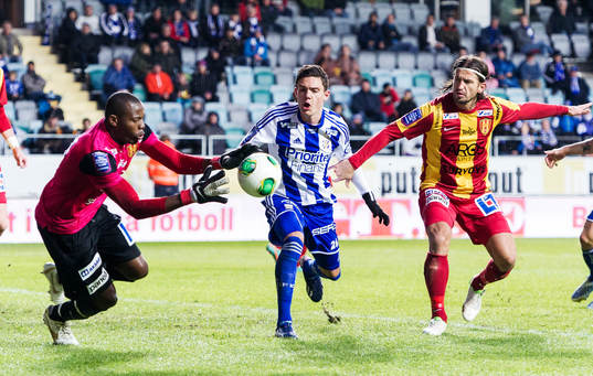 Dwayne Miller, målvakt, Syrianska, plockar bollen framför
