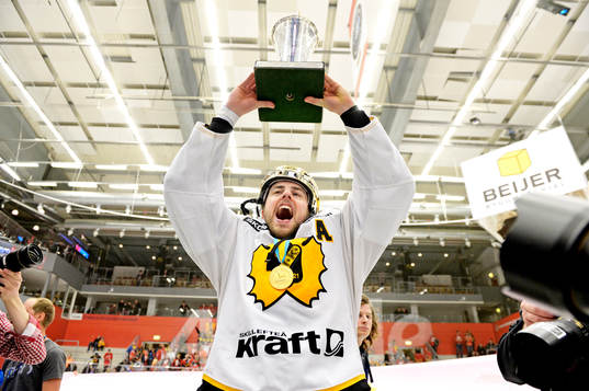 Joakim Lindström, Skellefteå, höjer bucklan