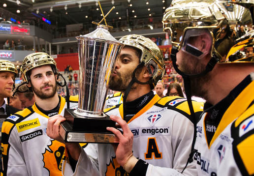 Pierre-Edouard Bellemare, Skellefteå, kysser SM-pokalen
