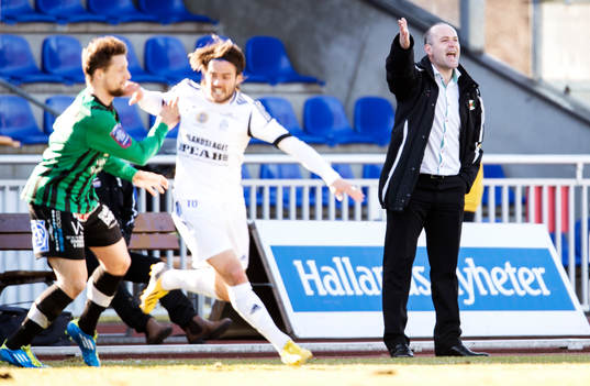 Halda Kabil, tränare Varberg, ropar till spelarna på