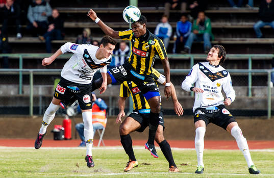 Dominic Chatto, Häcken, i nickduell med Mattias Asper,