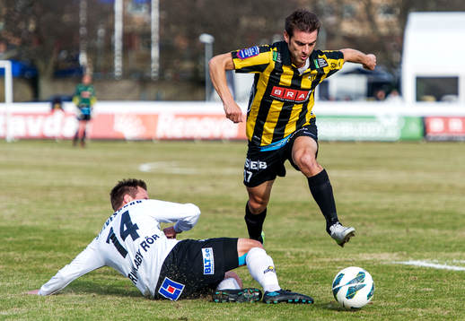 Björn Anklev, Häcken, tar sig förbi Daniel Nicklasson,