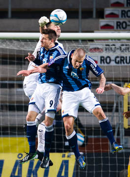 Kevin Stuhr-Ellegaard, målvakt, Elfsborg, i luftduell med