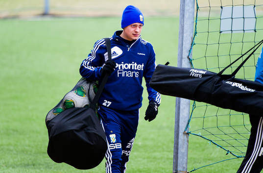 Joel Allansson, IFK Göteborg, bär utrustning till