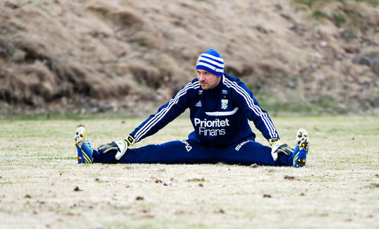 John Alvbåge, målvakt, IFK Göteborg, sitter på marken
