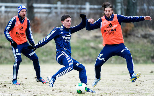David Moberg Karlsson laddar förskott framför
