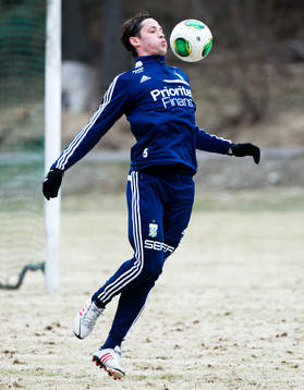 Philip Haglund, IFK Göteborg, tar ner bollen på bröstet